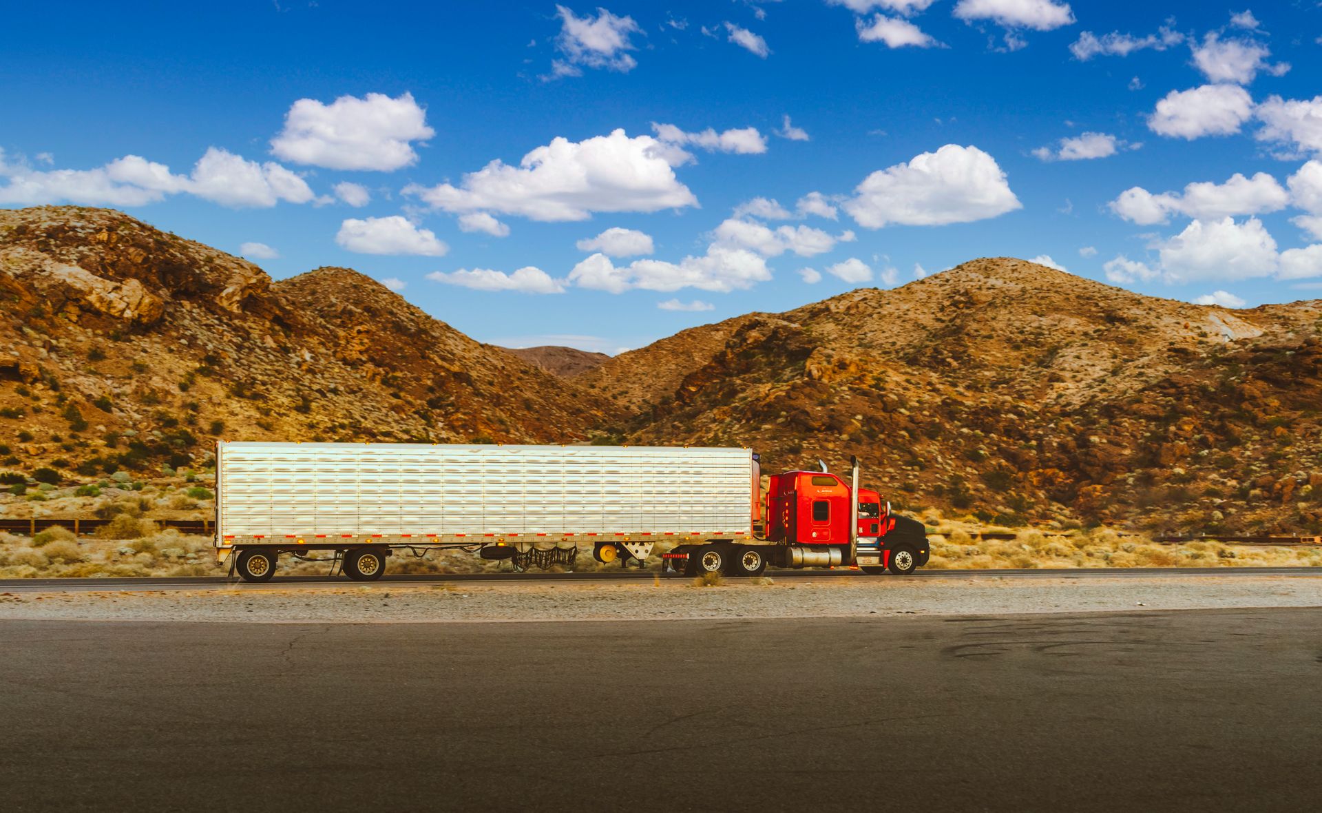 A 4US Freight tractor-trailer hauling across the American interstate